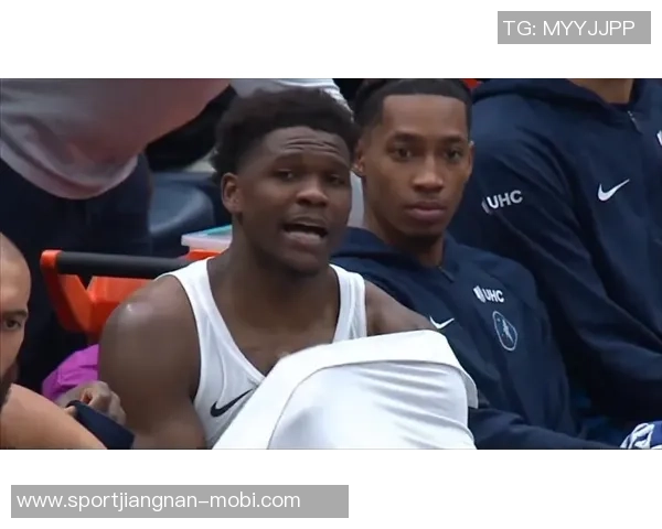 爱德华兹现场脱下比赛球衣赠送球迷令人惊叹的温暖瞬间